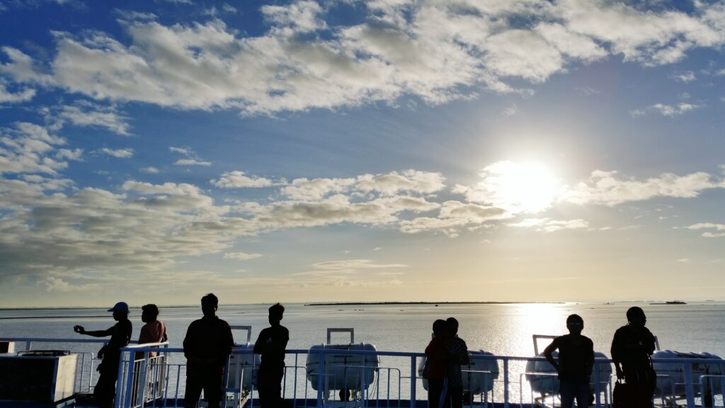 menschen-am-beobachtungspunkt-vor-dem-meer-bei-sonnenuntergang